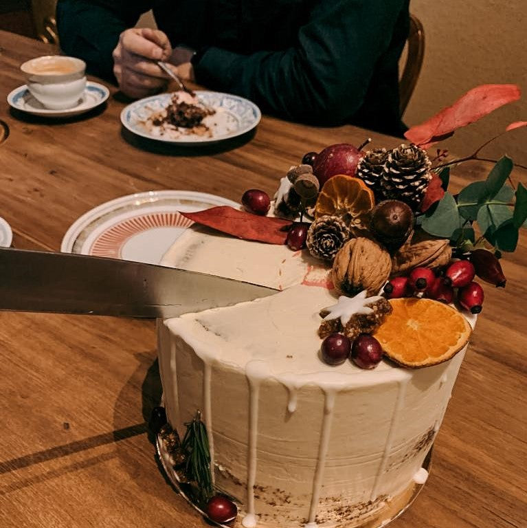 Anschneiden eines fertigen Drip Cakes mit Winterdeko – Workshop DIY Kuchen.