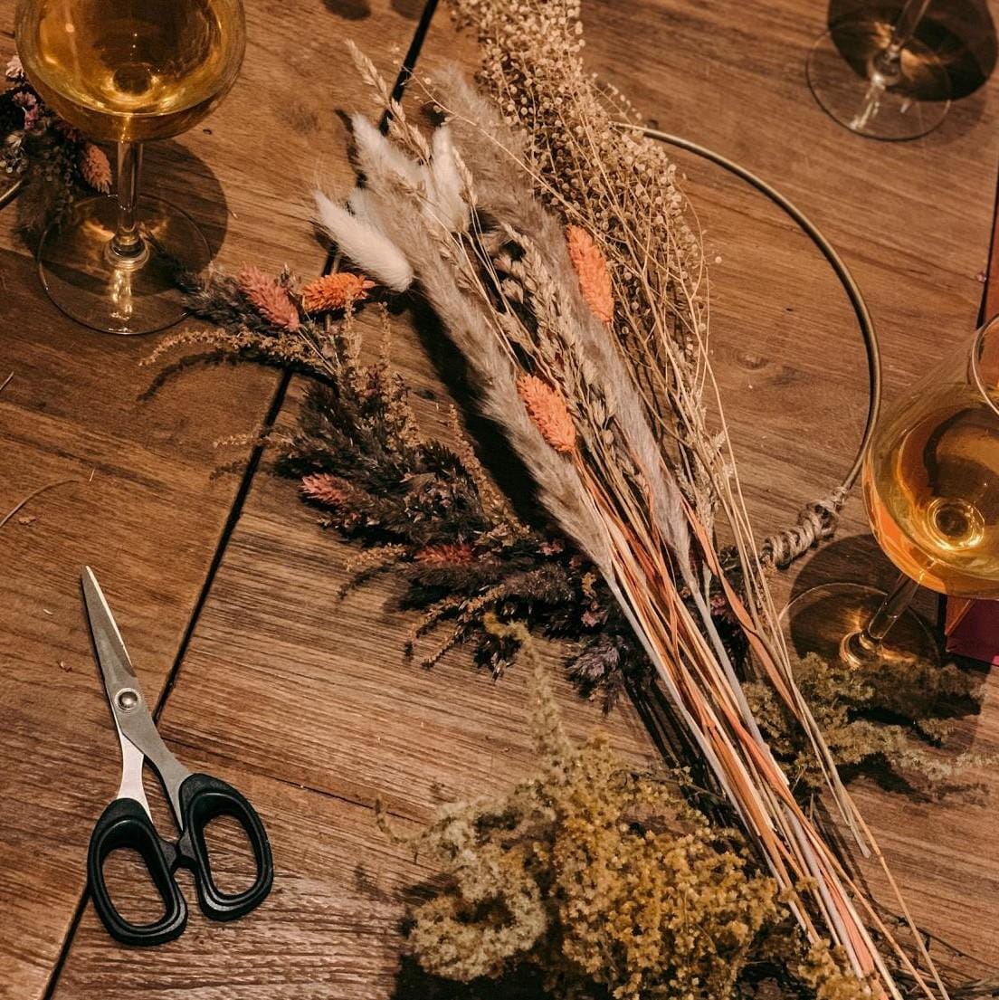 Verschiedenste Trockenblumen und fertiger Ring auf Holztisch – Boho DIY Ring, Junggesellinnenabschied.