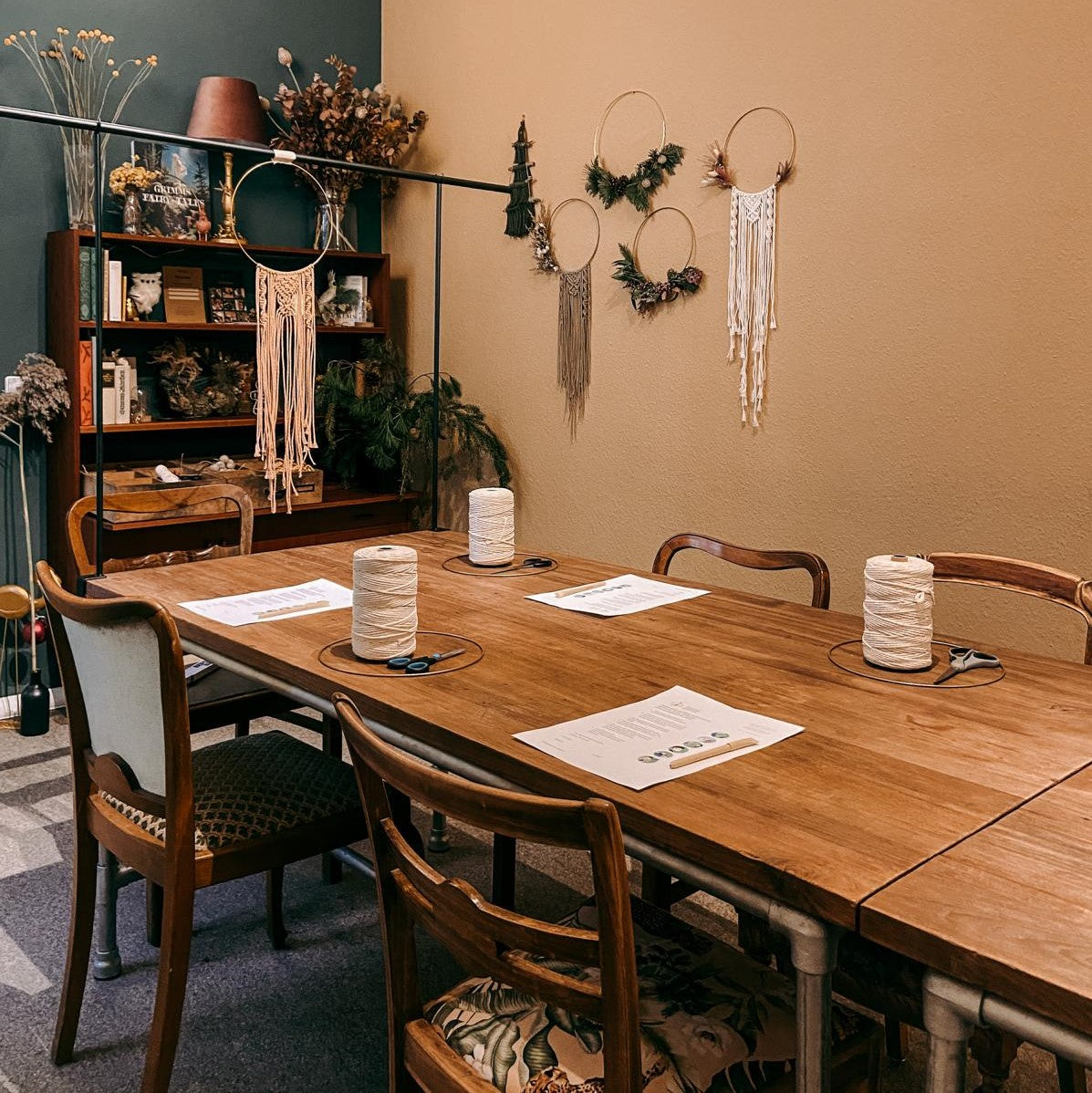 Tisch mit Garn, Schere und Ring – Vorbereitung für Makramee Workshop, kreative Materialien.