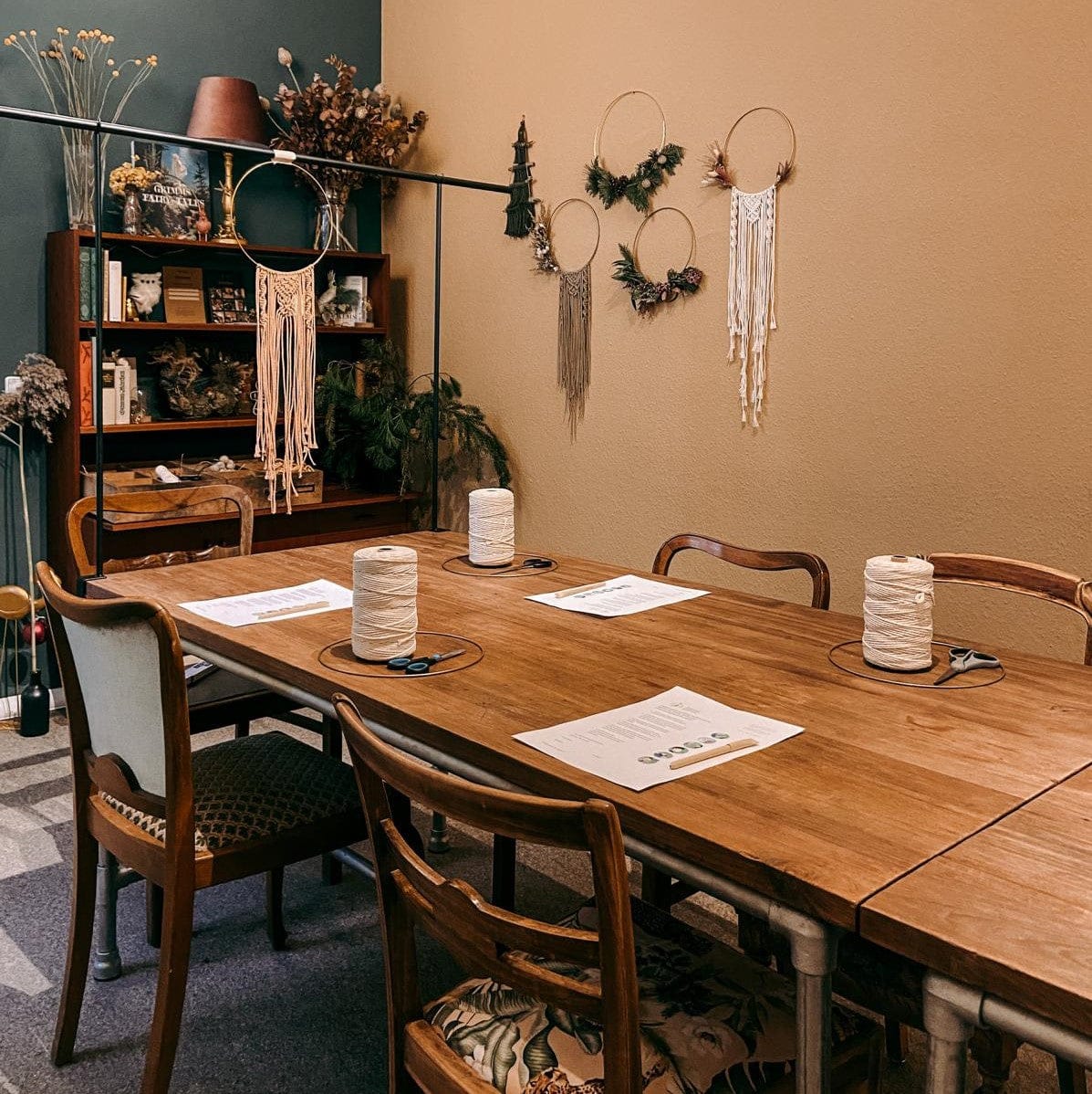 Tisch mit Garn, Schere und Ring – Vorbereitung für Makramee Workshop, kreative Materialien.