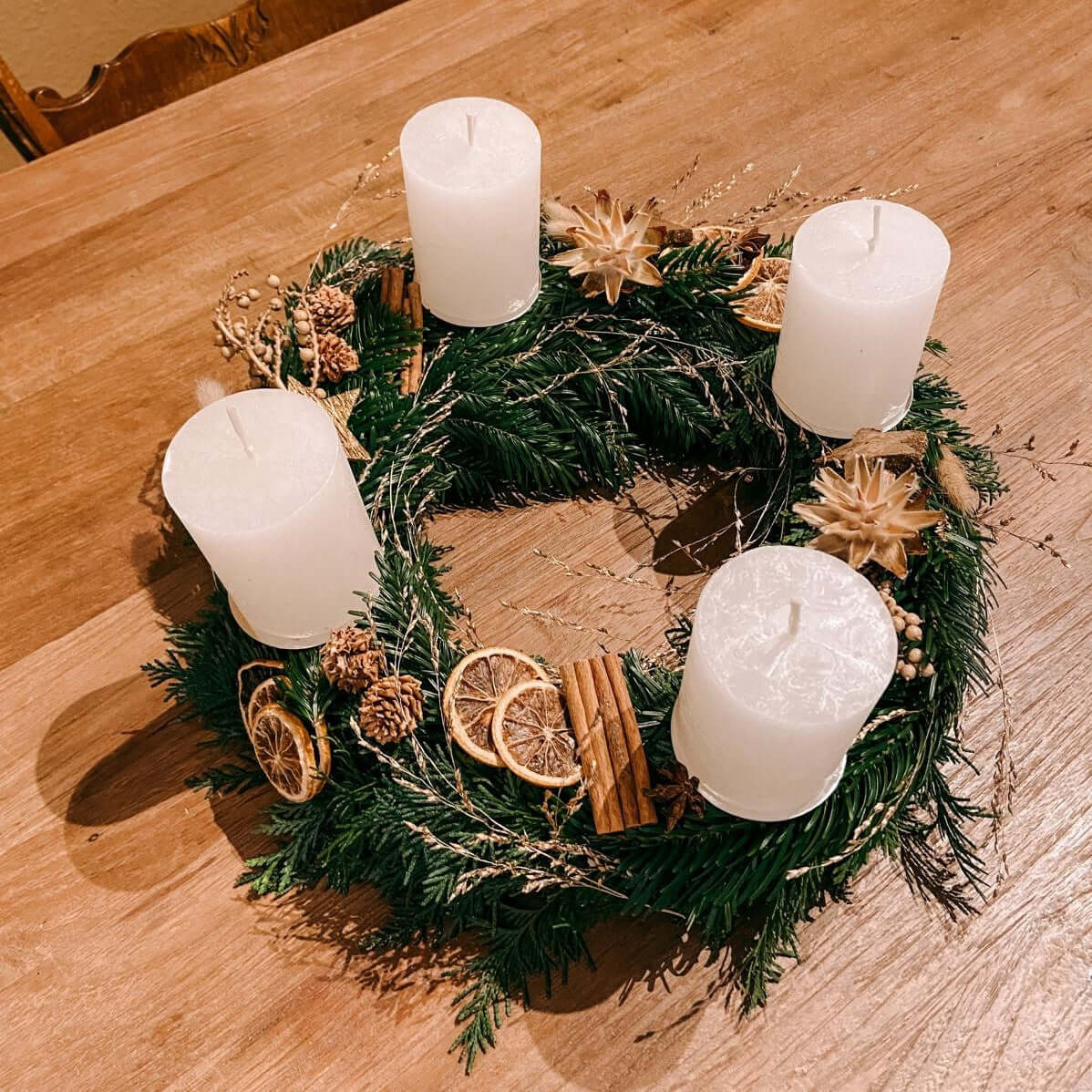 Fertiger Kranz mit vier weißen Kerzen und goldbraunen Akzenten – Adventskranz DIY Box Gretel.