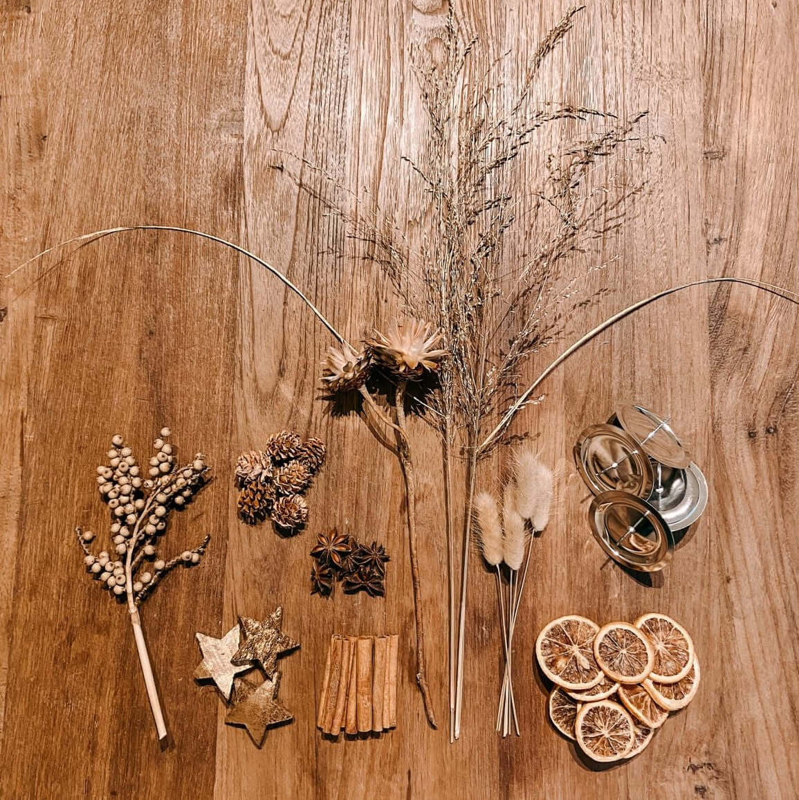 Getrocknete Pflanzen und Zweige auf Holztisch – Naturmaterialien für Adventskranz DIY Box Gretel.