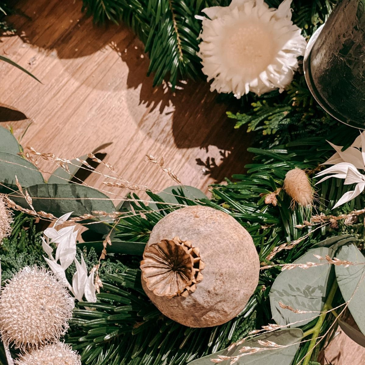 Weiße Blumen und braune Kugel auf Adventskranz – edle Naturdeko aus DIY Box Hänsel.