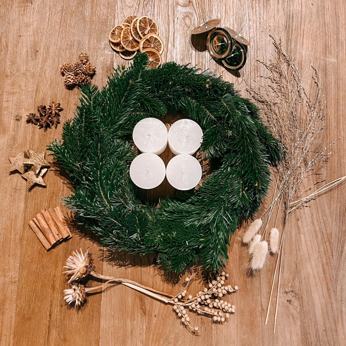 Adventskranz mit weißen Kerzen und goldener Deko – Weihnachtskranz DIY Box Gretel zum Selbermachen.