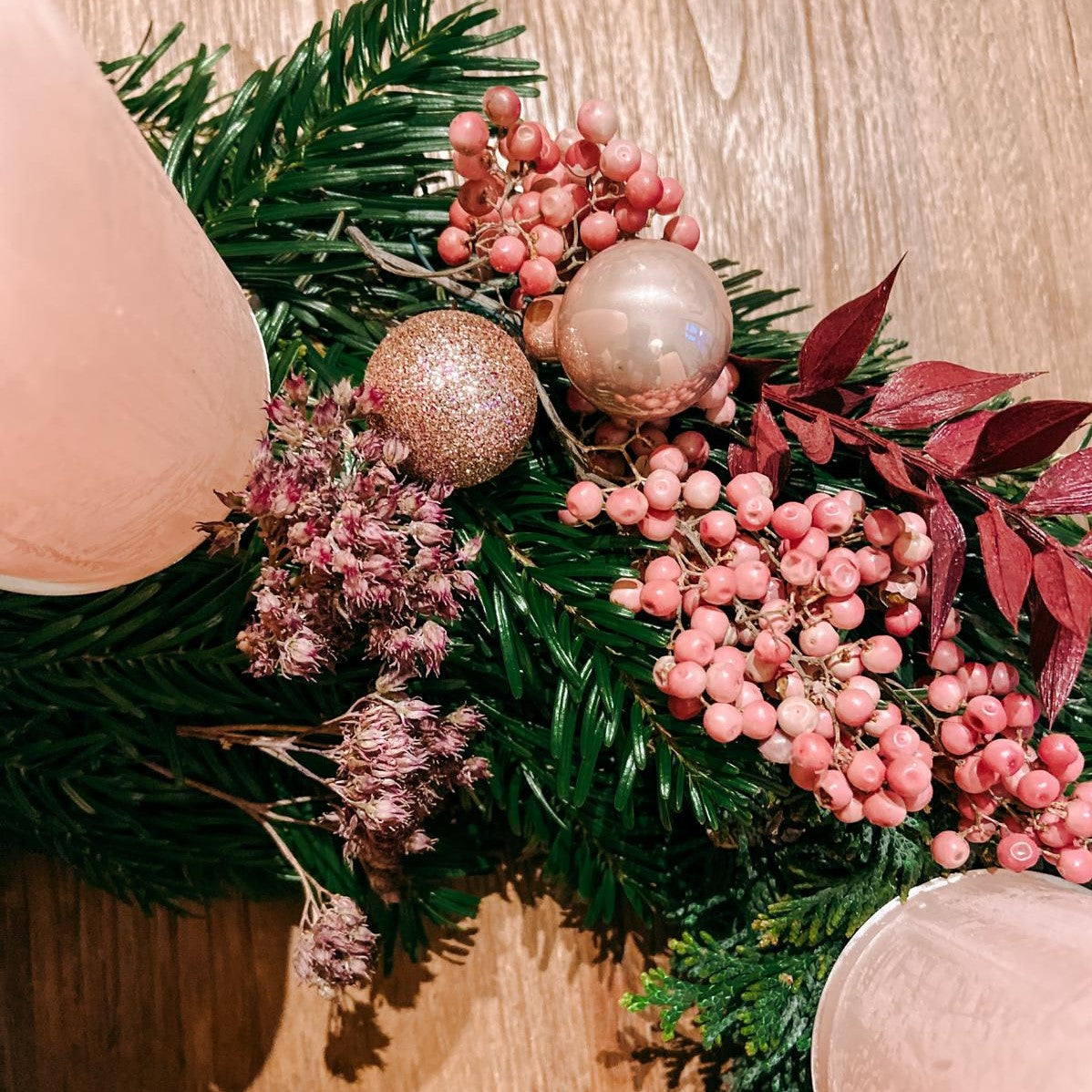 Rosa Kugeln und Trockenblumen auf Kranz – festlicher Look Adventskranz DIY Box Rosenrot.