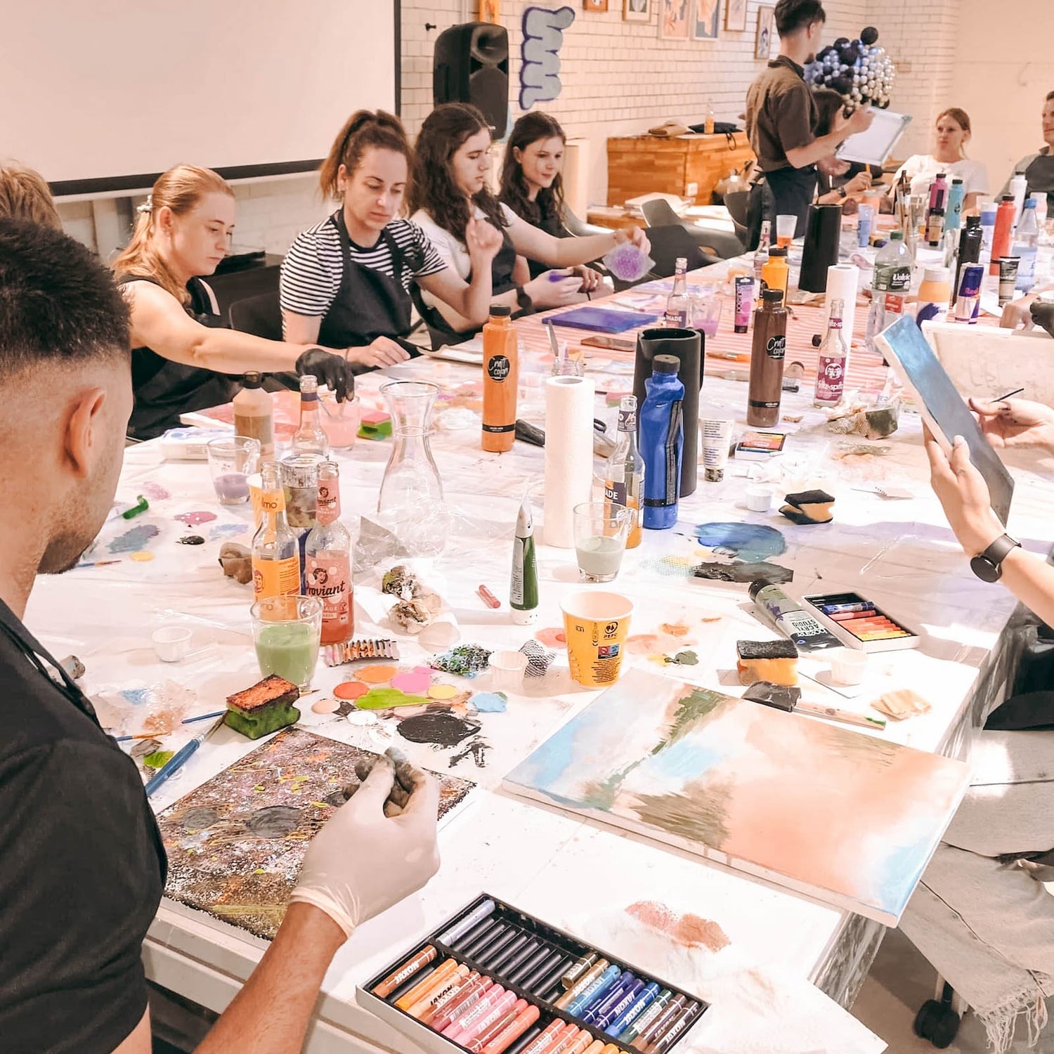 Abstrakte Malerei mit Acrylfarben - Teamevent