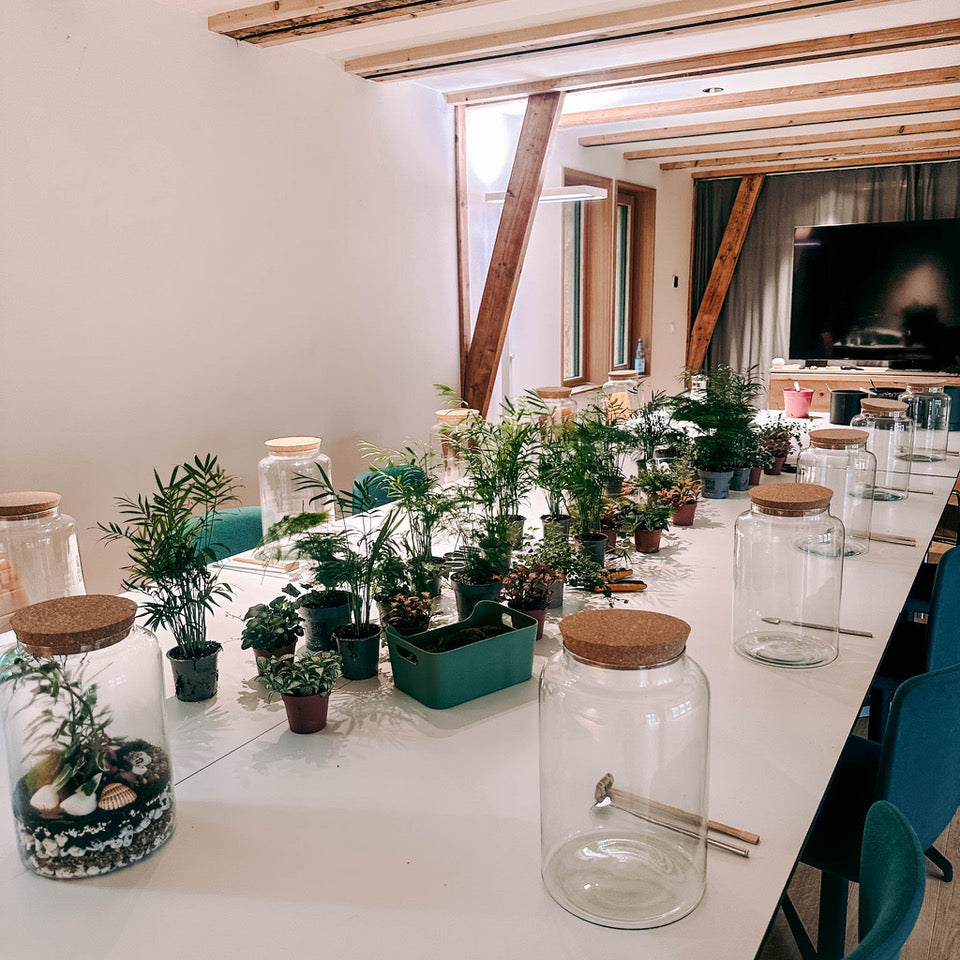Workshop Tisch mit Zubehör für einen DIY Flaschengarten beim kreativen Team Event von GRIMMS GARTEN in Berlin