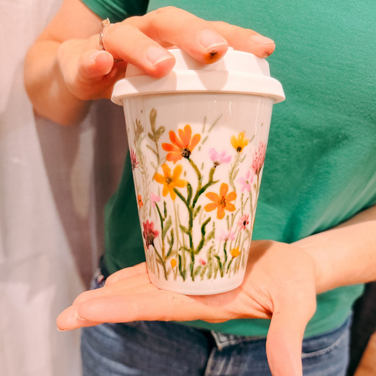 Kaffee To Go Becher mit gemalter Blumenwiese beim kreativen Becher bemalen Workshop und Team Event von GRIMMS GARTEN