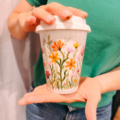 Kaffee To Go Becher mit gemalter Blumenwiese beim kreativen Becher bemalen Workshop und Team Event von GRIMMS GARTEN