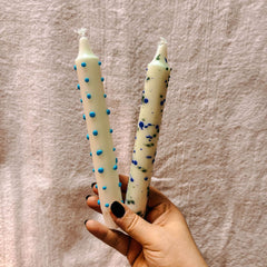 Hand hält zwei bunt gefärbte Kerzen – dip dye kerzen, buntkerzen selber machen, kerzen workshop berlin.Auch als Firmenevent buchbar.