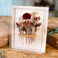 Bilderrahmen mit Glas, Trockenblumen in Rot, Weiß und Eukalyptus dahinter – trockenblumen kunstwerk workshop.