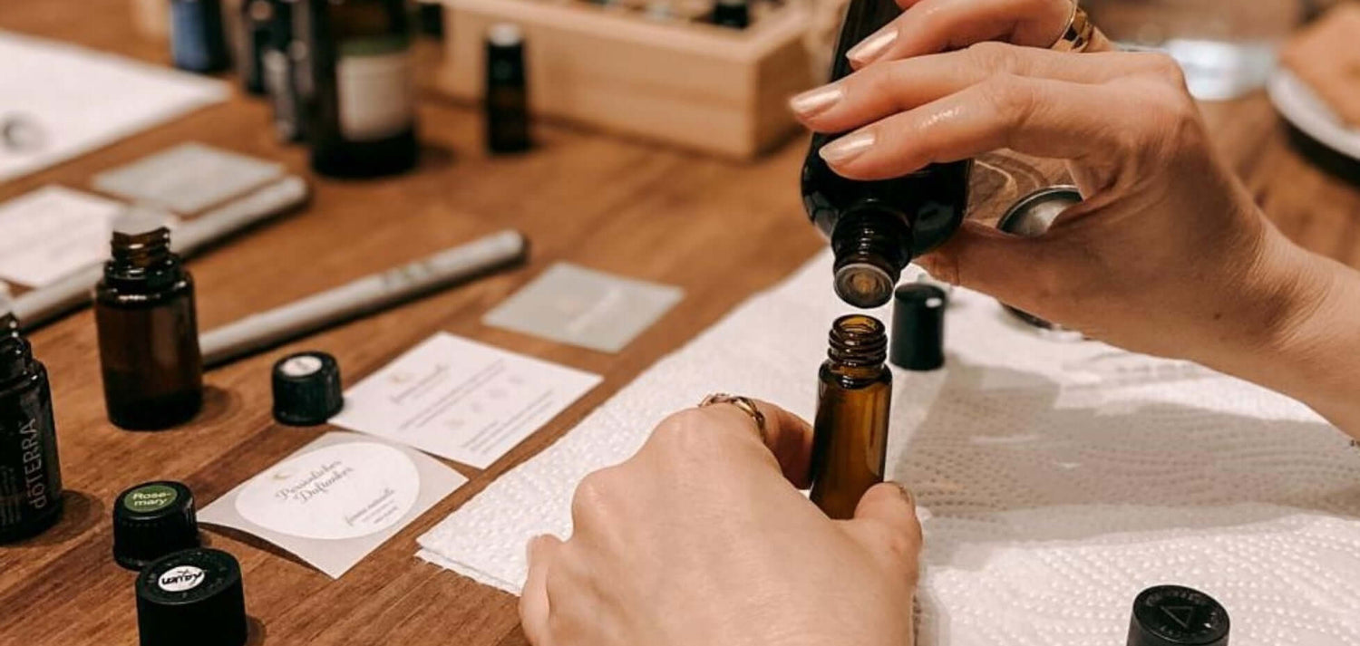 
Hand befüllt kleines Fläschchen mit ätherischen Ölen – natürlicher Parfum Workshop im GRIMMS GARTEN.