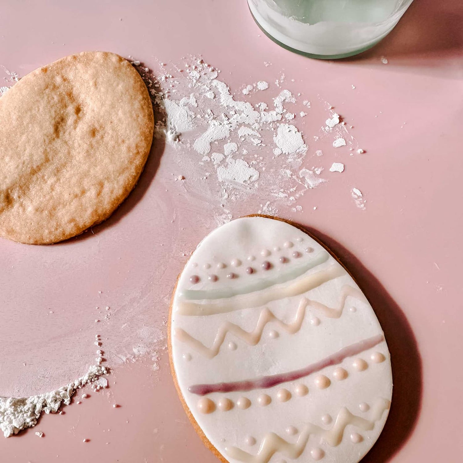 Osterkeks mit weißem Fondant und bunten Punkten sowie Streifen als Dekor beim Osterkekse Workshop von GRIMMS GARTEN, kreativer Backkurs in Berlin