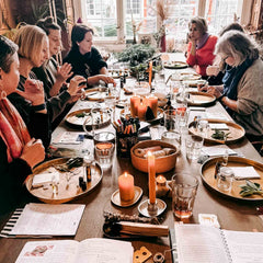 Ritual-Workshop mit Kräutern und ätherischen Ölen in Berlin, mehrere Personen sitzen gemeinsam am Tisch