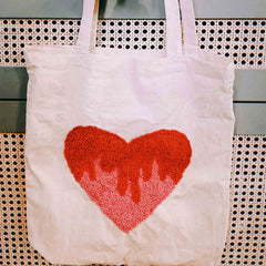 Weißer Beutel mit Herz-Stickerei in Farbverlauf von Rot zu Pink – handgefertigte Accessoires bei Grimms Garten