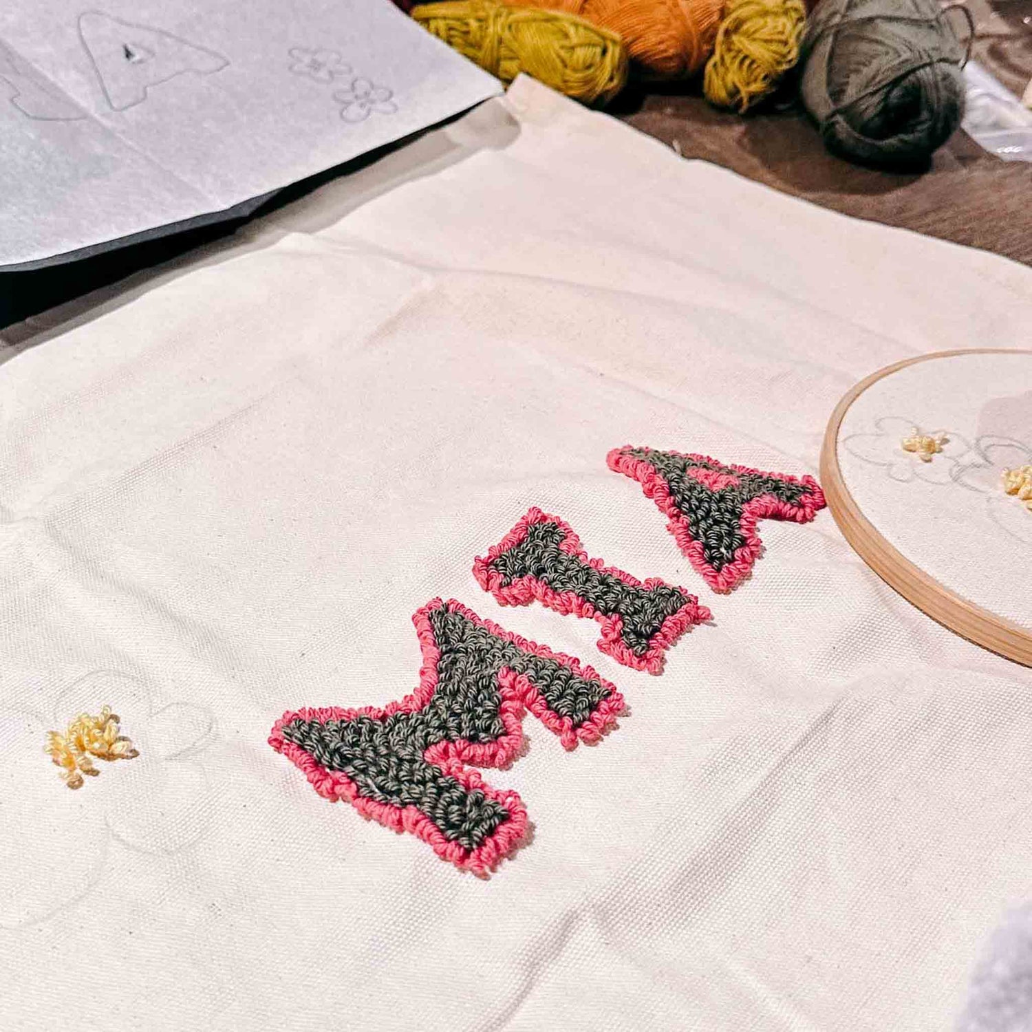 Weißer Beutel mit Name ‚Mia‘ in Grau und Pink gestickt – personalisierte Accessoires bei Grimms Garten