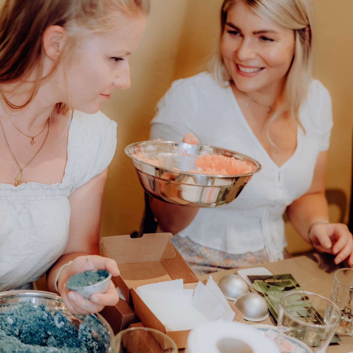 Zwei Teilnehmerinnen zeigen sich gegenseitig ihre Badekugel – Badekugel, DIY Badekugel, Entspannung zuhause.