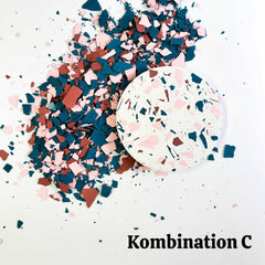 Kombination C: Bunte Terrazzo-Chips dekorativ auf dem Tisch für kreativen Workshop verteilt