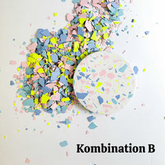 Terrazzo-Chips in Grün, Blau und Pink für kreativen Terrazzo-Workshop auf Arbeitsfläche verteilt