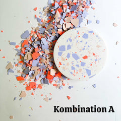 Terrazzo-Chips in Orange und Lila dekorativ auf der Arbeitsfläche für einen Workshop verteilt