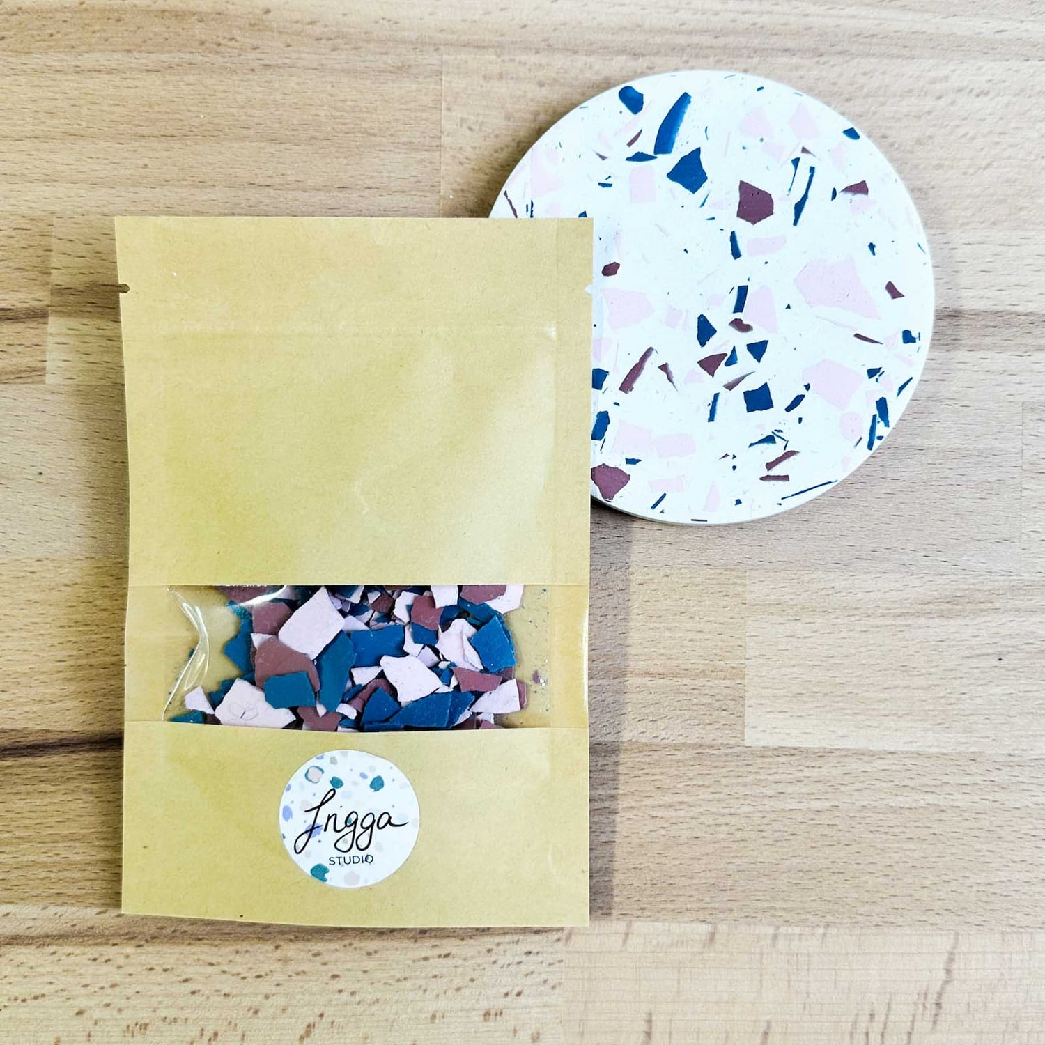 Terrazzo-Chips in Tüte portioniert, bereit für den Einsatz im Terrazzo-Workshop