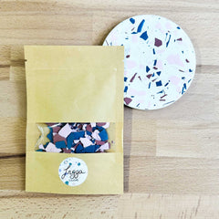 Terrazzo-Chips in Tüte portioniert, bereit für den Einsatz im Terrazzo-Workshop