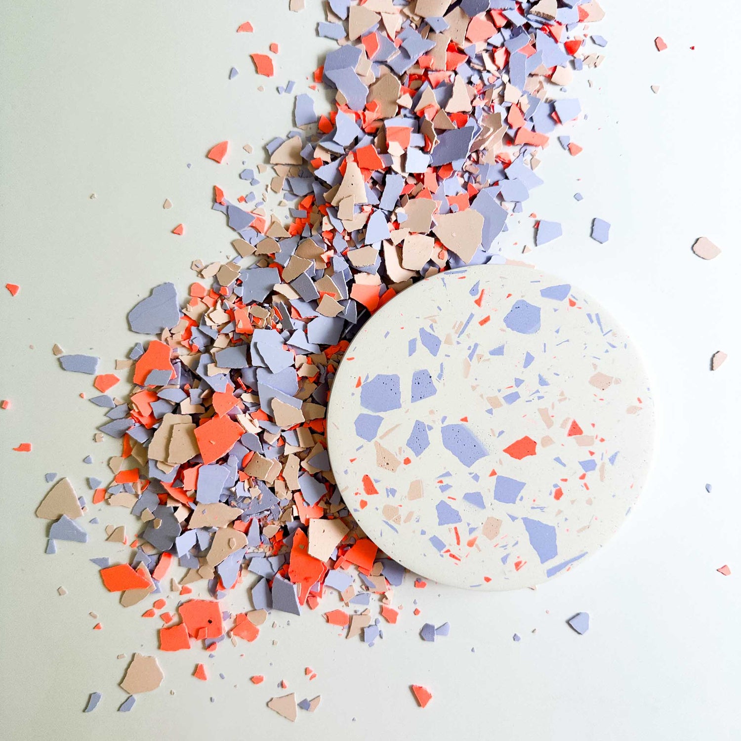 Bunte Terrazzo-Chips in verschiedenen Farben für einen kreativen Terrazzo-Workshop