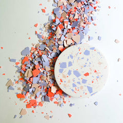 Bunte Terrazzo-Chips in verschiedenen Farben für einen kreativen Terrazzo-Workshop