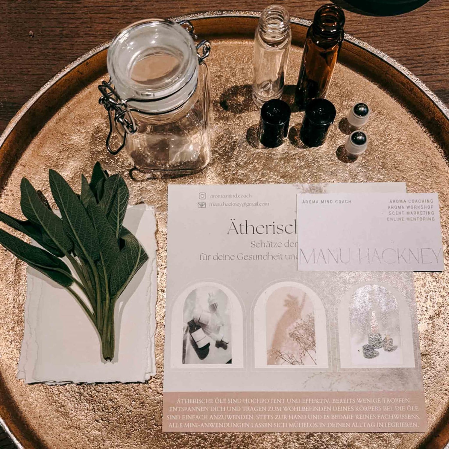 Goldenes Tablett mit Materialien für einen spirituellen Workshop, dekorativ auf dem Tisch arrangiert