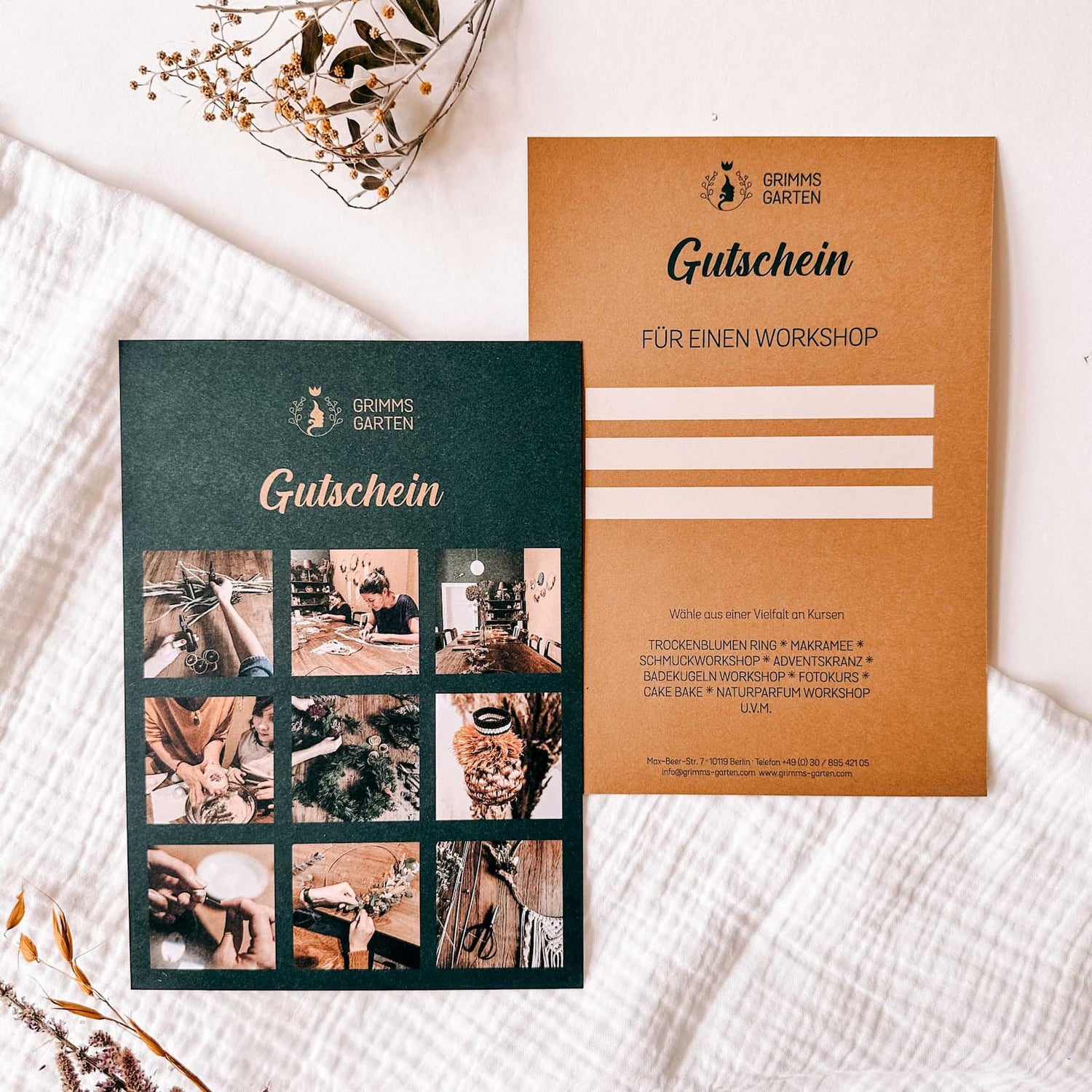 GRIMMS GARTEN Gutschein auf weißem Tuch fotografiert, Geschenkidee für kreative Workshops und DIY Kurse in Berlin