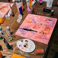 Leinwand mit abstrakter Acrylkunst in Pinktönen beim kreativen Mal Workshop von GRIMMS GARTEN Berlin
