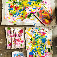 Mehrere bemalte Malpappen mit verschiedenen Acrylfarben auf dem Tisch beim kreativen Abstract Painting Workshop von GRIMMS GARTEN Berlin