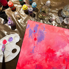 Pink grundierte Leinwand mit gespachtelten lila Farbstreifen beim Abstract Painting Workshop von GRIMMS GARTEN Berlin