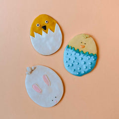 Drei fertig dekorierte Osterkekse mit zwei Küken in Eierschalen und einem Hasen beim Osterkekse Workshop von GRIMMS GARTEN, Kreativkurs in Berlin