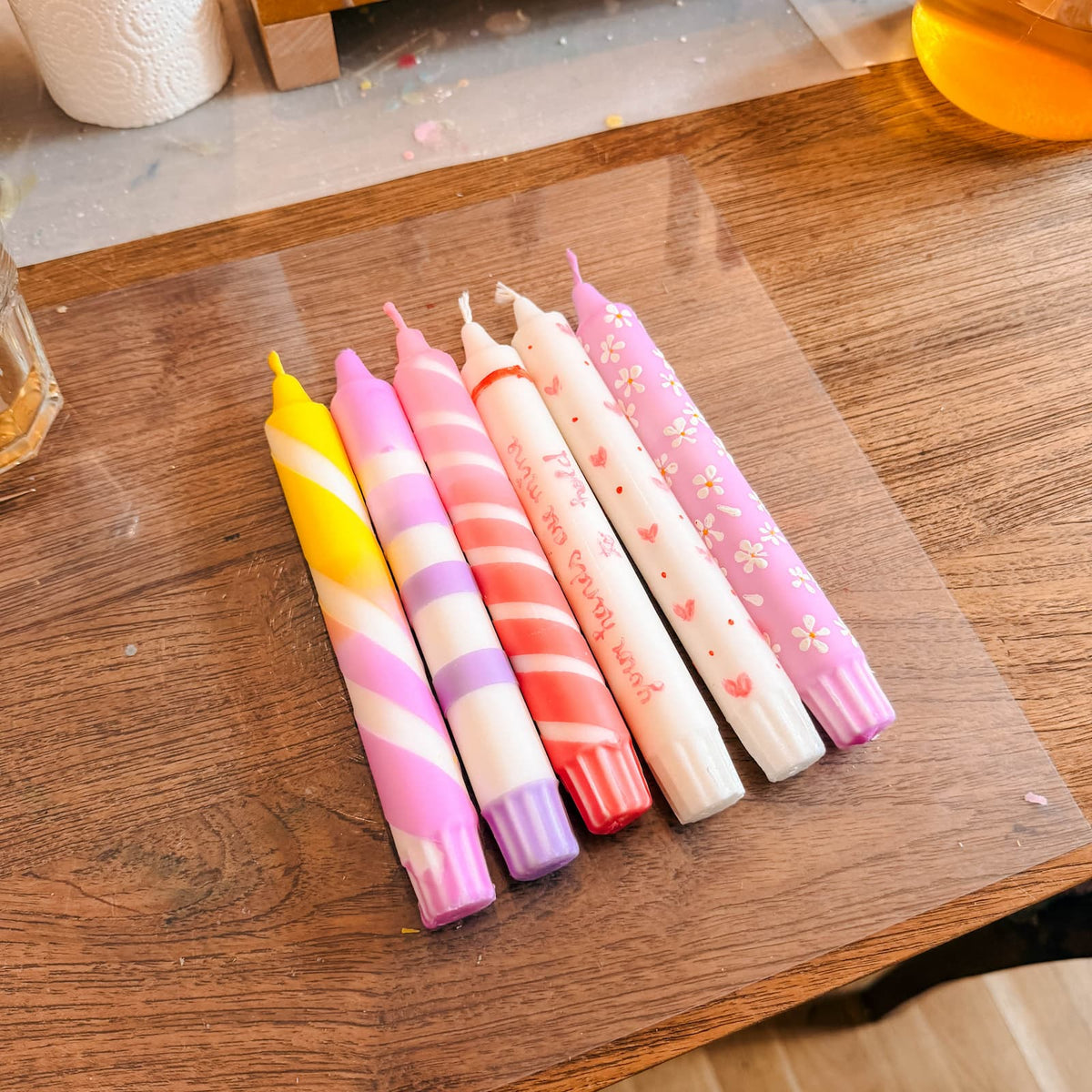 Rosa und lila Dip Dye Kerzen auf einem Tisch beim kreativen Kerzen Workshop und Team Event von GRIMMS GARTEN in Berlin