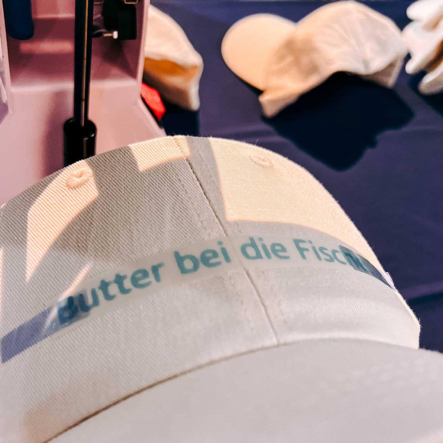 Cap mit Aufdruck „Butter bei die Fische“ beim kreativen Caps gestalten Workshop von GRIMMS GARTEN Berlin