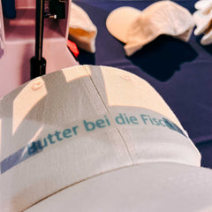 Cap mit Aufdruck „Butter bei die Fische“ beim kreativen Caps gestalten Workshop von GRIMMS GARTEN Berlin