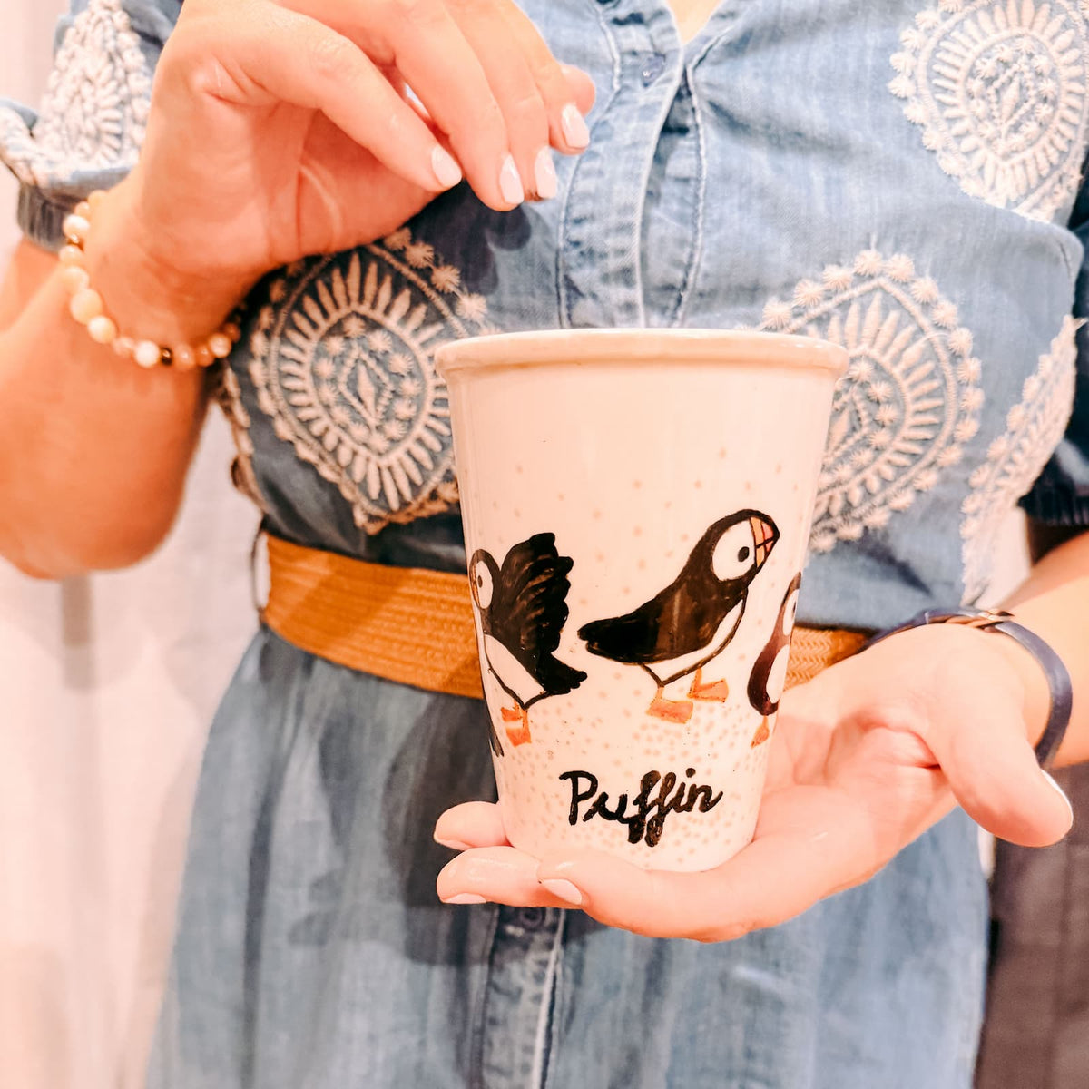Kaffee To Go Becher mit handgemalten Puffin Vögeln beim kreativen Becher bemalen Workshop von GRIMMS GARTEN