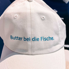 Custom bestickte Cap mit blauer Schrift beim kreativen Caps besticken Workshop von GRIMMS GARTEN Berlin