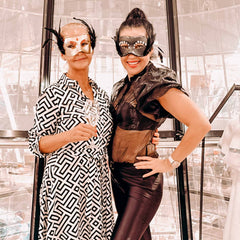 Zwei Frauen tragen goldene und schwarze DIY Masken beim kreativen Teamevent von GRIMMS GARTEN, Workshop in Berlin