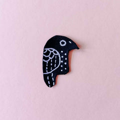 Gestickter Vogel auf schwarzem Stoff mit weißer Naht als Patch beim Patches nähen Workshop von GRIMMS GARTEN, DIY Nähkurs in Berlin