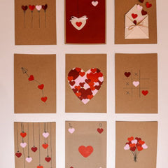 Neun gestaltete Postkarten mit rosa und roten Herzmotiven beim kreativen Postkarten Workshop von GRIMMS GARTEN, DIY Kreativkurs in Berlin