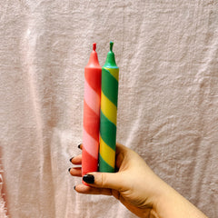 Hände halten und betrachten fertig bemalte Kerzen – buntkerzen selber machen, dip dye kerzen.Auch als Firmenevent buchbar.