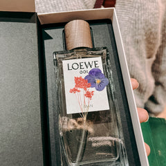 Parfum in Box mit pinken und lila Trockenblumen dekoriert im DIY Workshop von GRIMMS GARTEN Berlin