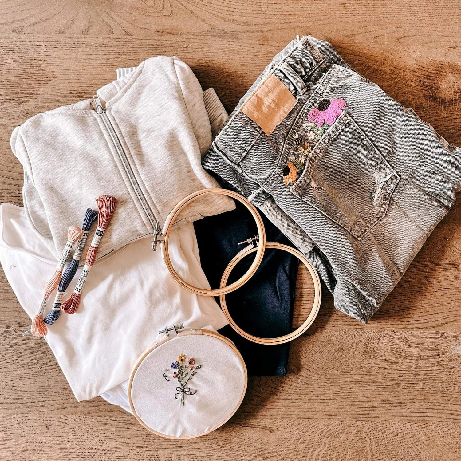 Kleidung, Materialien und fertig gestickte Blume auf Tisch – kleidung besticken, embroidery diy, nachhaltige fashion.