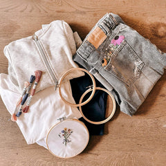 Kleidung, Materialien und fertig gestickte Blume auf Tisch – kleidung besticken, embroidery diy, nachhaltige fashion.