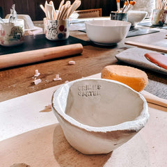 Handgebaute Tonschüssel mit eingeritztem „Grimms Garten“-Logo innen – einzigartiges DIY-Stück aus dem Workshop