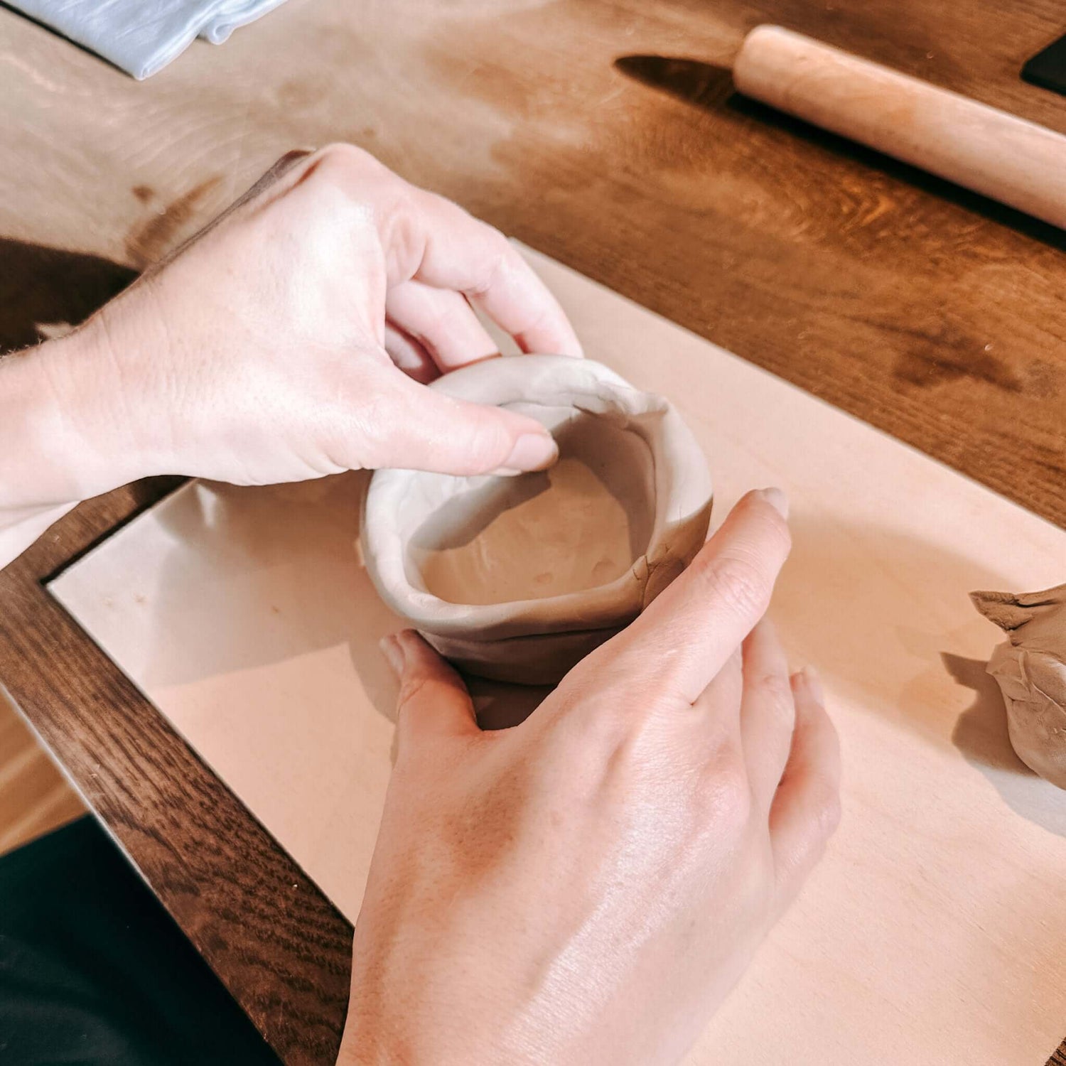Hände modellieren Ton zu hoher Tasse mit glatter Wand – praktische Übung Handbuilding Pottery