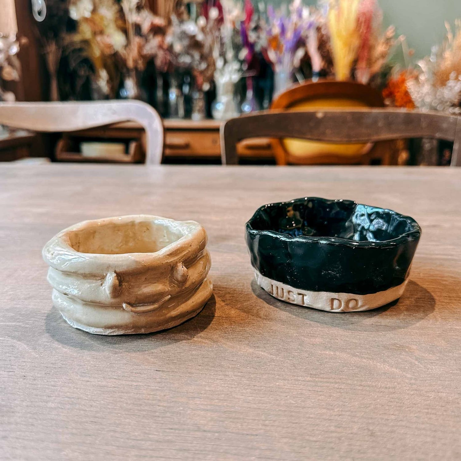 Zwei Keramikgefäße mit Smiley und Schriftzug „Just do it“ aus dem Töpferkurs von GRIMMS GARTEN, kreativer Keramik Workshop in Berlin