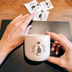 Grimms Garten Logo in Schwarz auf Tasse aufgebracht, fertiges Workshop-Ergebnis